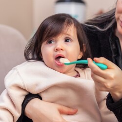 Mamajoo Ergonomik Beslenme Mama Kaşığı & Saklama Kutusu, Yeşil & Beyaz, 6ay+, İkili Set - 6
